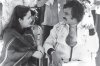 Latha-Rajinikanth-visiting-her-husband-on-set.-Courtesy-E.jpg